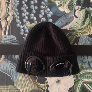 CP company mössa - Säljer nu en snygg och stilren mössa.  Skick: Aldrig använd.