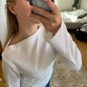 Gina Tricot blus💕💕 - Jag säljer nu min superfina blus ifrån GinaTricot då den inte kommer till användning. Den är använd 1-2 gånger men den är i super bra skick🩵🩵Köptes för 399kr💕