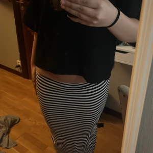 Kjol  - Detta är en kjol som aldrig är använd eftersom att den är för kort för mig, den passar folk som är under 1,70 cm lång 