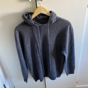 Merinoull hoodie - Tja, säljer nu en helt nu merinoull hoodie som är helt oanvänd i storlek S. Hoodien är lite liten för mig så därför jag säljer den Nypris ca 1200 mitt pris 950
