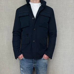 Massimo dutti jacka - Snygg mörkblå jacka från massimo dutti. Väldigt bra skick. Strlk S