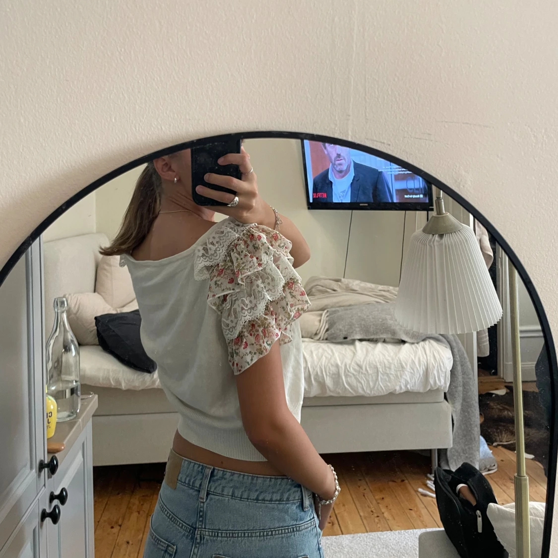 Gullig kofta med volanger och mönster - 92