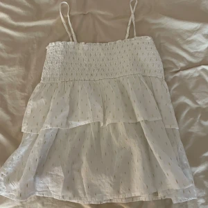 Vit topp!  - Jag säljer en jätte fin topp från Gina tricot som ALDRIG är använd, men prislappen är borttagen. (Porto tillkommer)