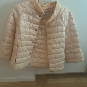 Trekvartsärmad jacka  - Så snygg ! Skriv vid frågor 