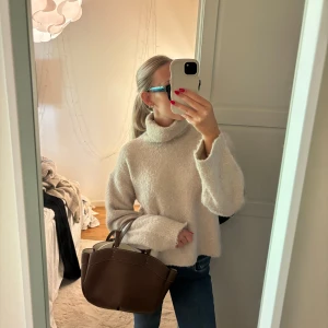 Stickad tröja  - Fin stickad tröja med polo krage  Fint skick  Skriv vid frågor 💕