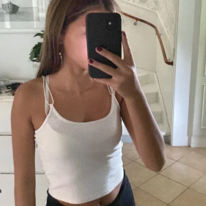 Vit linne  - Vit linne!🤍 säljer för den är för stor i banden!🤍 bra skick!🤍