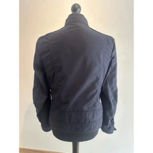 Moncler  - Snygg moncler Jacka   Perfekt för vår och höst 100% äkta   Hör av dig om du undra nått   PS Hör inte av dig om du inte har pengar att köpa jackan  Nypris 12k 