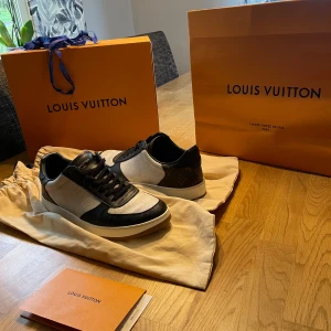 louis vuitton rivoli sneaker - Louis Vuitton sneakers   Äkta, kvitto box osv finns . Köptes i Milan och Andvänd 3x  Nypris 12k   Hör av er om ni har frågor  PS hör inte av er om ni inte har pengar att köpa skorna