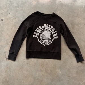 Zadig Voltaire tröja  - En tvär fet Zadig tröja i bra skick🤑 Passar XS-XXS🤑👍 Nypris på den a tröja är hela 4000kr🤩🎉 Men jag säljer den för 190!!!!!!!!!kr!!😉😉🥳 Vid minsta fundering så kontakta mig🤑🤑🥳