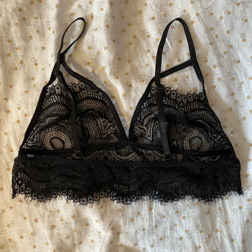 Supergullig svart bralette i spets med en söt rosett. Står ingen storlek men skulle säga att den passar S-M🤍 Hör av dig om du har frågor 🎀 . Övrigt.