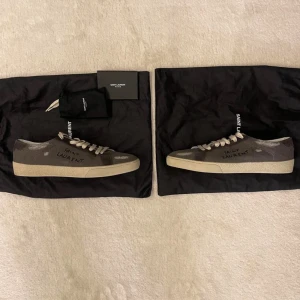 Saint Laurent skor - Ett par feta saint Laurent skor i storlek 43 men passar även 42. Allt og följer med även kvitto. Hör av er om ni har några funderingar👏