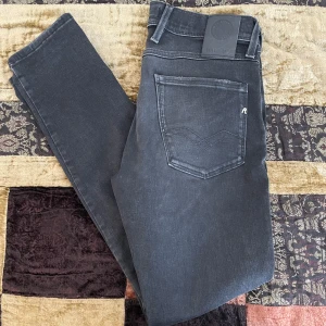 Replay Anbass hyperflex jeans - Köpta från Nk förra vintern, De är i toppen skick. Storlek 29w 30L sitter bra på mig som är 173, men passar både upåt och neråt. Nypris 1,7k mitt pris 599k. Hör av dig vid minsta lilla fundering!