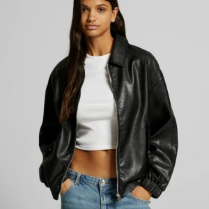 Skinn jacka - En cool och snygg bomber lether jacket ifrån besrshka . Använd 4 gånger därför som i nycskick. Bra fickor och dragkedja ! Ordinarie pris 559