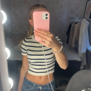 Randig t-shirt - Randig T-shirt i lite tjockare material från zara, knappt använd så jätte bra skick💕