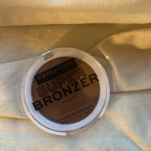 Bronzer  - Bronzer i bra skick nästan aldrig använd. 