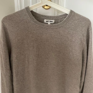 Beige kashmirtröja från Soft Goat - Säljer en supermjuk och stilren beige kashmirtröja från Soft Goat. Perfekt för både höst och vinter med sin varma och sköna känsla. Nypris 2899 kr 