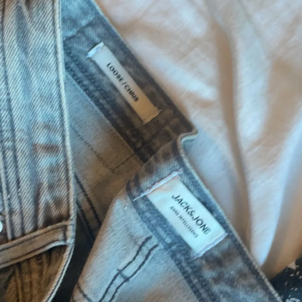 Tja Säljer mina Jack&Jones jeans då de har blivit lite korta för mig lite små slitna här o där men inga hål, tveka inte att höra av dig vid funderingar Mvh Elias🤩. Jeans & Byxor.