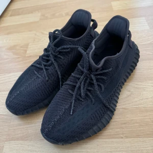 Yeezy Boost 350 V2 ”black-static” - Som nya! Använda 1 gång.  Väldigt fin skick på skorna. 