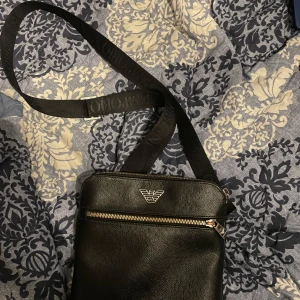 Armani Axelväska - Armani axelväska, Äkta