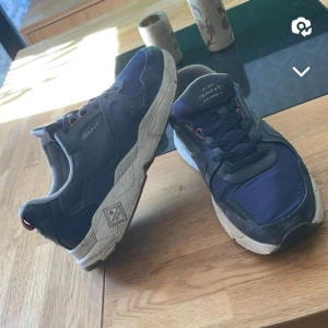 Gant Skor mörkblå. - Storlek 42. Nypris 1699kr. Använda ett fåtal gånger. Mitt pris 899kr. Inte skadade någonstans.