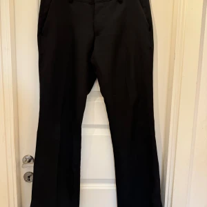 Vera kostymbyxor  - Super snygga och populära Vera kostymbyxor från Bikbok som jag säljer då de inte kommer till användning eftersom att de inte passade mig💗