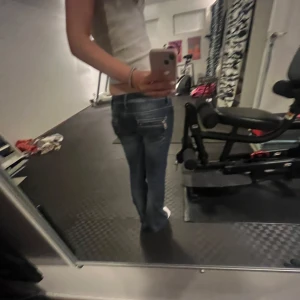 Snygga Guess jeans - så så snygga jeans från guess! Coola fickor bak och remake fram💕