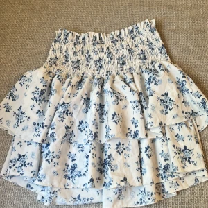 Volang Kjol - En jätte fin blommig volang kjol som inte kommer till användning nån mer.