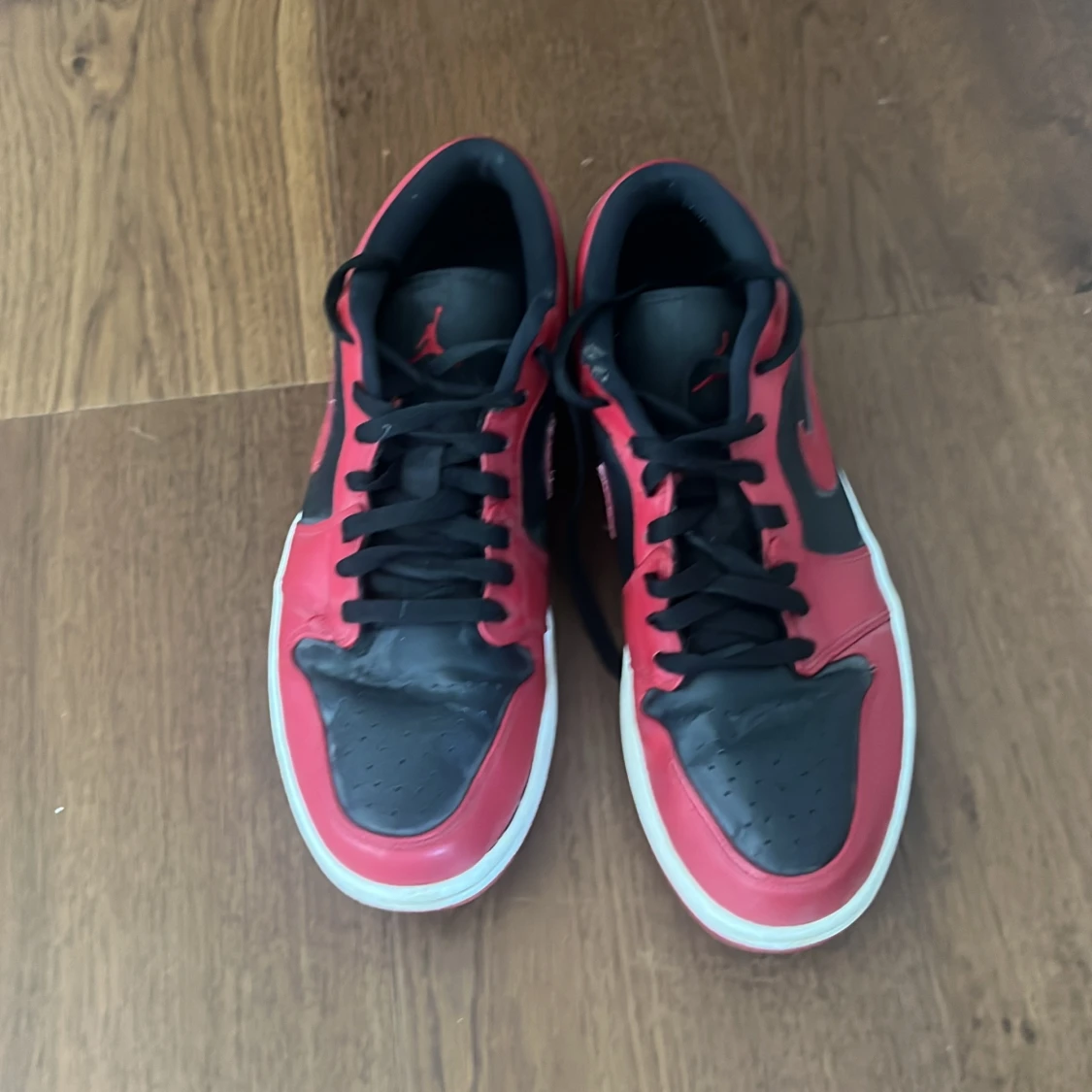 Nike Air Jordans i rött och svart