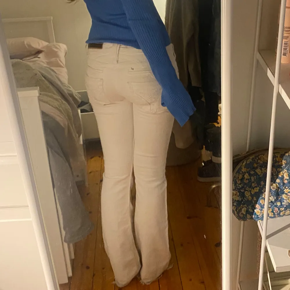 FINASTE jeansen någonsin, perfeeekta lågmidjade jeans som är så fina i längden och passar till allt! Säljer då dem är för små nu :( Har använts sparsamt, men är lite missfärgade där nere. Har aldrig sett ett par liknande 💓🥺 w26 L33. Farkut & Housut.