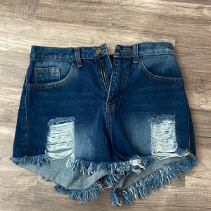 Jeans shorts  - Mörkblå jeans shorts, det står storlek L på dom men jag har M och dom passar mig bra, säljer för dom inte kommer till användning 