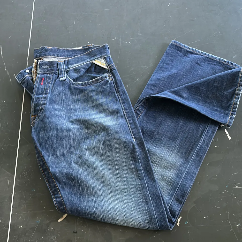 Säljer några fräscha replay jeans. Skick är 10/10 använt fåtal gånger. Måttet är 30 32 som visas på sista bilden. Finns det funderingar är det bara att fråga.. Jeans & Byxor.