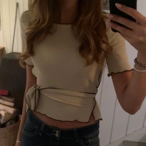 Tröja med knytning - Unik tröja som man kan knyta på olika sätt. Storlek S men skulle säga att den även passar xs. Tryck på köp nu🫶