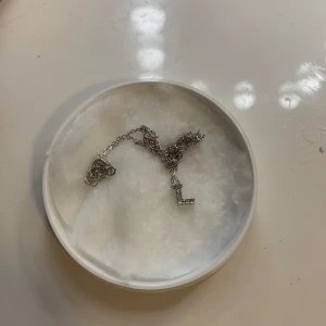 Silver halsband med ett L - ett jättefint silverhalsband med bokstaven L. Fick som present för ett tag sen och aldrig använt. 