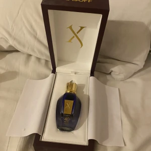 Xerjoff 40 knots  - Säljer denna mästerverk från den italienska märket xerjoff. Det är 47 ml kvar av 50 ml. Fantastisk manlig doft. Tillkommer alla tillbehör med den.