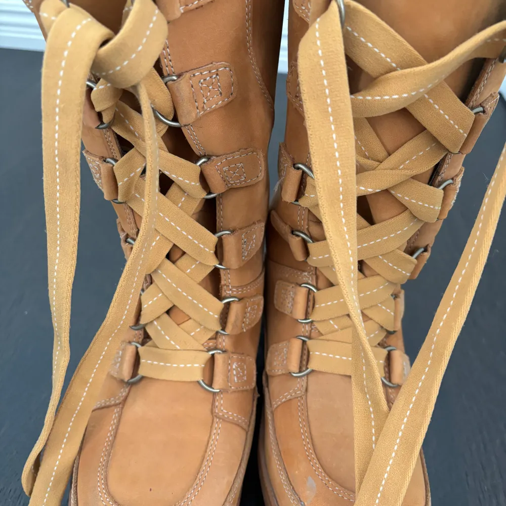 Säljer mina höga Timberland boots som är vatten täta eftersom det inte passar längre. De är i väldigt bra skick. Original pris är ungefär 1700. Skor.