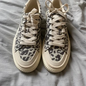Skor  - Säljer dessa skit snygga leopard skor! Knappt använta, storlek 38 men funkar i 39. Kontakta gärna innan du trycker på köp💗💗
