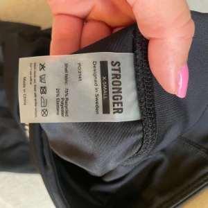 Träningsshorts Stronger - Aldrig använda. Säljer pga att de är lite för långa på mig (mot vad jag gillar).