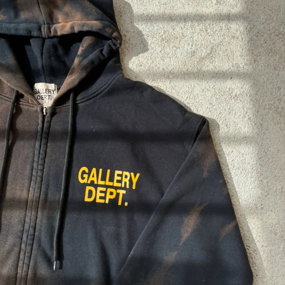 Tjo, säljer gallery dept zip hoddie | pris 500 | kan gå ner lite grann | storleken är s men passar m bättre | det ska vara lite smutsigt på tröjan eftersom det är en design | hör av er vid frunderingar✌️. Hoodies.