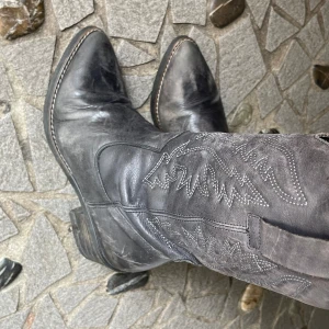 Cowboyboots  - Säljer mina supersnygga cowboyboots från mtng! Nypris 1345kr (inköpa på Zalando) Dom är välanvända och därför något slinta men tycker typ det gör dom ännu snyggare😅😏❤️ pris kan diskuteras!