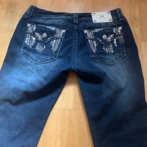 miss me jeans  - så snygga miss me jeans, säljs då de tyvärr inte kommer till användning 💘 finns en liten fläck längst ner på benet bakifrån, men går säkert bort i tvätten med sprej 💘