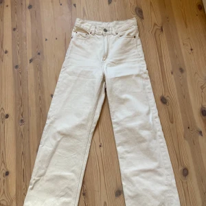 Beiga/Krämvita Jeans - Högmidjade krämvita Jeans, använda 1 gång så de är i helt nytt skick. 