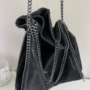 Stella McCartney Liknande Väska - Säljer nu min Stella McCartney liknande väska! Den är i använt skick därav priset❣️ Ett snöre har lossnat som visas på bilden, men det är inget som märks när väskan används utan det går att stoppa in i väskan!🥰🥰