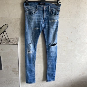 Replay - Tja säljer dessa age 05 replay jeans eftersom det har blivit för små säljer det ändas för 550 fast modellen är sällsynt 