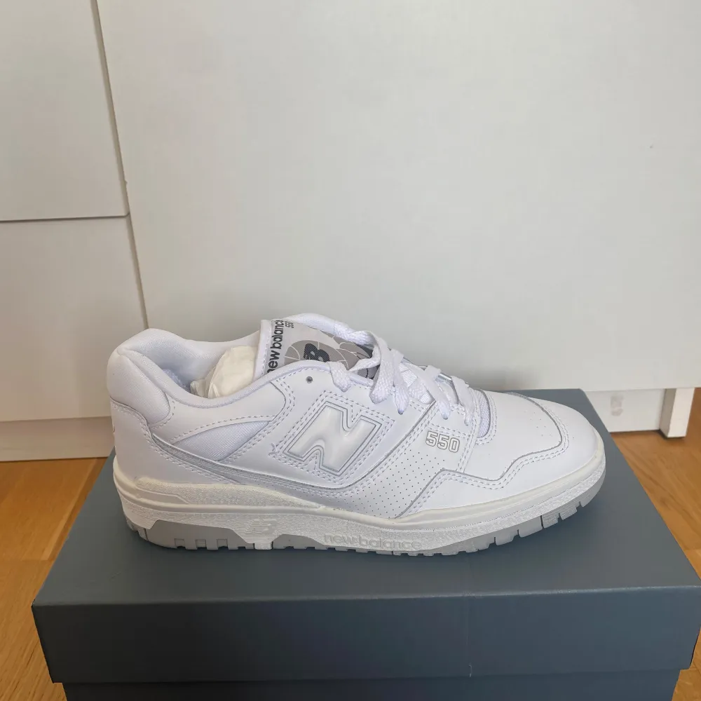 Säljer ett par New Balance 550 vita sneakers i storlek 41 1/2. Skorna är i nyskick och har aldrig använts. Nypris 1650:- Finns i Växjö, kan fraktas Kvitto finns. Skor.