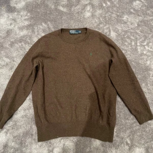 Ralph Lauren tröja i Merinoull!🥂 - Tjena! Säljer nu denna riktigt snygga och sköna tröjan ifrån Ralph Lauren. Tröjan passar storlek S/M. Tröjan är enligt mig i väldigt bra skick! Materialet på tröjan är merinoull vilket gör tröjan väldigt skön. Vid fler frågor är det bara att skriva!🙌