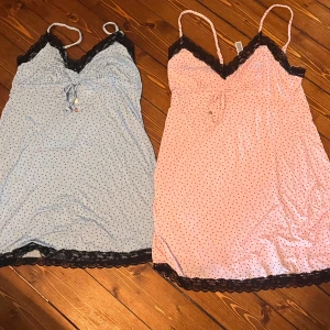 två negligé rosa och blå - underklänning/negligé från New Yorker mjuka och stretchiga aldrig använda