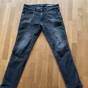 Replay anbass slim fit jeans - W34 L32 Perfekta slimfit jeans, sitter lite löst på mig som är 187 o väger ca 70kg. Använt typ 3 gånger så rätt så nya. 