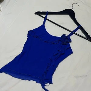 Mörkblå topp med ros 💙 - Snygg marinblå sned-topp 💙 Två första bilderna är mina, resten är lånade! Sista bilden är lånad med tröjan på fast i annan färg. 🎀 Pris går att diskutera 