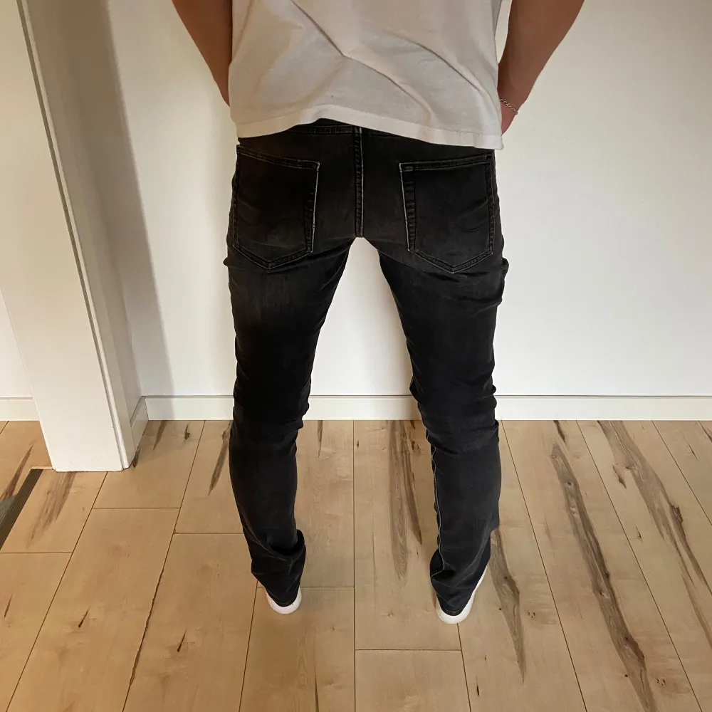 Säljer nu dessa feta Jack & Jones Slim/glenn jeans Väldigt bra skick  Storlek 29/33. Jeans & Byxor.