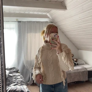Stickad tröja - Stickad tröja med fransar från Forever 21💕 Varm och gosig, säljer pga att den inte används längre. Storlek M men sitter mer som S
